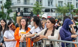 Người dân xếp hàng từ sớm chờ đêm diễn Hạ Long concert 2025