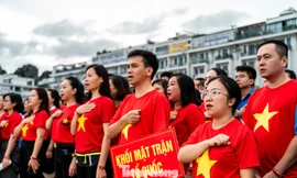 Một tỷ bước chân tiến vào kỷ nguyên mới: Đi bộ trên con đường gốm đỏ dài nhất Việt Nam