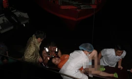 Bác sĩ xuyên đêm vượt biển cấp cứu sản phụ khó sinh 