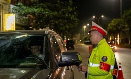 Lái xe vi phạm nồng độ cồn cố thủ trên xe, liên tục gọi ‘trợ giúp ’