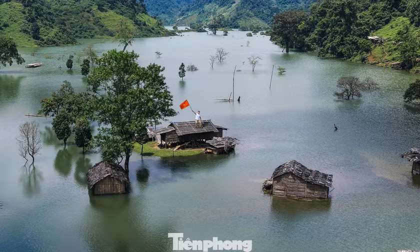 Đẹp ngỡ ngàng ‘vịnh Tà Phình’ giữa núi rừng Sơn La