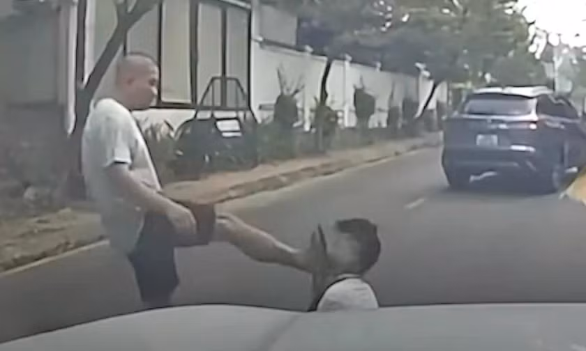 Công an xác minh vụ chặn đầu xe, đấm đá tài xế ngã gục xuống đường