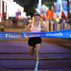 Tân vô địch 21km nữ Lê Thị Lam: 'Bất ngờ khi đối thủ áp sát phía sau ở vạch đích'