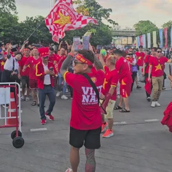 Biển người đỏ rực hát vang 'Việt Nam - Hồ Chí Minh' trước chung kết SEA Games 33 đấu Thái Lan