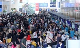 Hà Nội: Ga tàu, sân bay nườm nượp người sau Tết