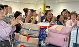 Khách Việt từ Trung Đông vỡ òa khi máy bay hạ cánh Nội Bài 
