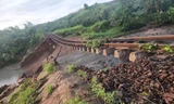 Cầu đường bị xói lở, dừng chạy nhiều chuyến tàu Bắc - Nam hôm nay 