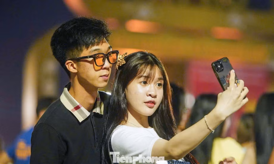 Giới trẻ đổ về Hồ Gươm, Hồ Tây ngắm pháo hoa rực sáng