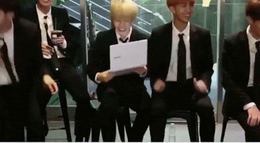 Chuyện Jimin ngã khỏi ghế đã quá quen thuộc với các thành viên BTS rồi.