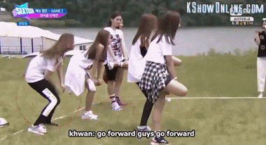 Chưa kịp chơi trò đứng thăng bằng thì Sana đã thua luôn rồi.