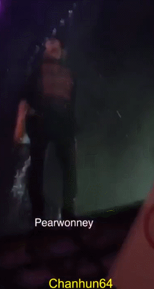 Có ai nhảy khỏi sân khấu mà luống cuống như này không?