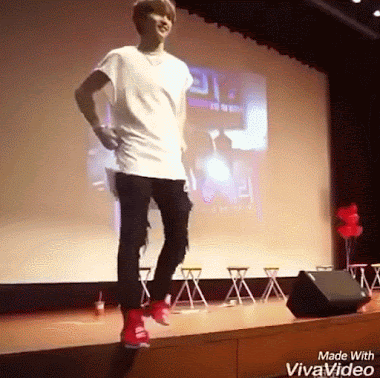 Với những thần hậu đậu như Mark, thì đi lại bình thường cũng là nhiệm vụ khó khăn ấy chứ.