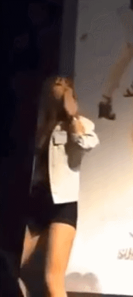 Chỉ muốn vừa đi vừa quay lại chào fan thôi mà lao đầu vào tường luôn rồi.