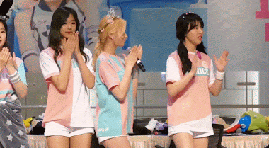 Tzuyu cũng bị Sana va trúng ngay trên sân khấu đây này.