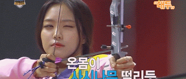 Người khác bắn cung thần thái sang chảnh bao nhiêu, Naeun (Apink) lại hài hước bấy nhiêu.