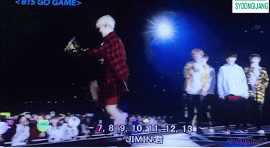 Ngã sấp mặt trên sân khấu cũng có luôn.