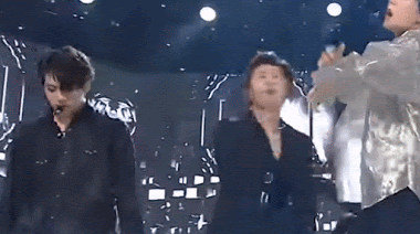 Biểu diễn trên sân khấu thì lỡ tay xé toạc áo Jungkook luôn.