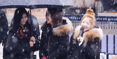 Ngay cả các thành viên khác trong nhóm cũng thành nạn nhân của Sana hậu đậu. Như Mina chưa kịp cảm kích khi được Sana che ô cho khỏi tuyết, đã bị một cú đau điếng.