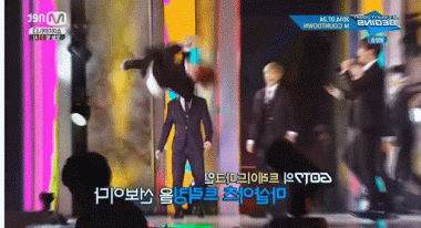 Mỹ nam Mark (GOT7) cũng sở hữu vô số khoảnh khắc chỉ muốn quên đi luôn và ngay thôi.