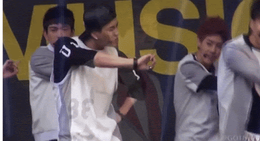 Đi biểu diễn thì quên khuấy mất vũ đạo.