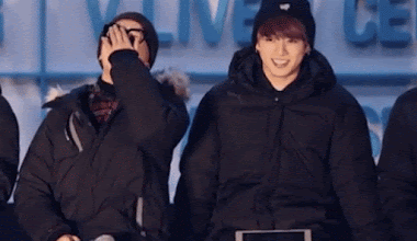 Mỗi khi Jimin bật cười, thì khả năng giữ thăng bằng cũng biến mất luôn. Thế mới lạ.