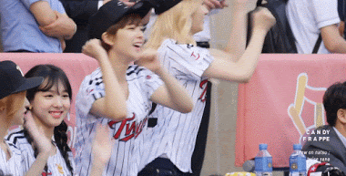 Sana (TWICE) quả xứng danh “Nữ hoàng hậu đậu” K-Pop khi làm gì cũng hỏng chuyện. Chỉ là đứng lên cổ vũ thôi mà hai giây sau đã quên mất ghế của mình ở đâu rồi.