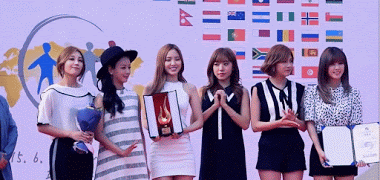 Cầm giải thưởng đứng chụp ảnh thôi mà giải thưởng cũng muốn bỏ chạy khỏi Naeun này.