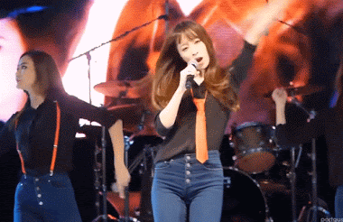 Hani (EXID) cũng xứng danh có tên trong hội idol số nhọ. Cả nhóm đang biểu diễn mà lũ bọ cứ nhè Hani mà tấn công là sao.