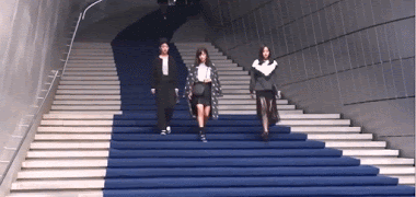 Đi cầu thang thôi mà cũng không được yên nữa.