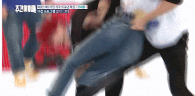 Chưa kịp thể hiện gì trên show Weekly Idol thì đã rách toạc quần, may mà được đồng đội che chắn giùm.