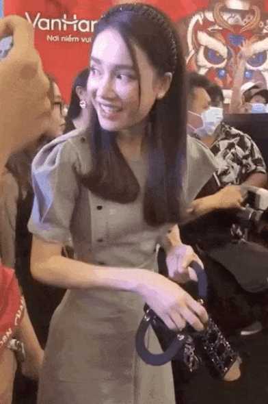 Nhã Phương khoe ảnh chụp lén không chỉnh sửa mà khiến netizen hoảng hốt vì một chi tiết ảnh 8