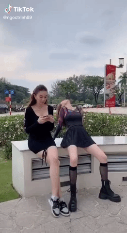 Hết lộ ảnh hở ngực, Ngọc Trinh lại có khoảnh khắc kém duyên khi mặc váy ảnh 9