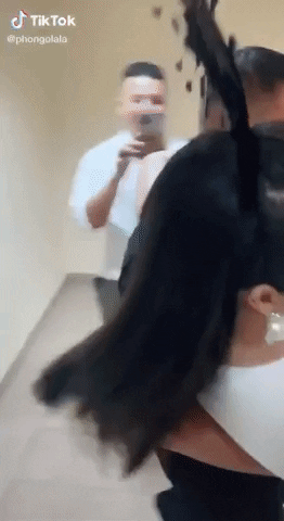 Bộ váy này có gì bất thường mà khiến Lý Nhã Kỳ phải nhờ người bế xuống cầu thang? ảnh 8