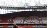Arsenal gặt hái thành công, người lao động ở Emirates vẫn lo mất việc