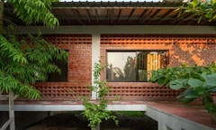 Nhà gạch một tầng hài hòa giữa vườn cây xanh