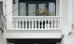 Ngôi nhà 102m2 gây thương nhớ với cổng lợp ngói lưu ly