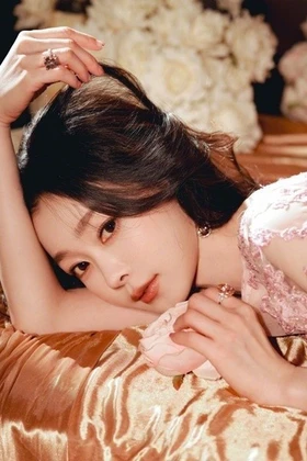 Chỉ với 2 tấm ảnh, Tống Dật đã khiến Bạch Kính Đình bị netizen liên tục réo tên 