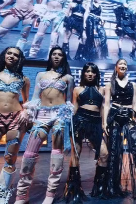 Coachella 2026: Sabrina Carpenter "rất là cô ấy rồi", KATSEYE hát siêu hit "Golden"