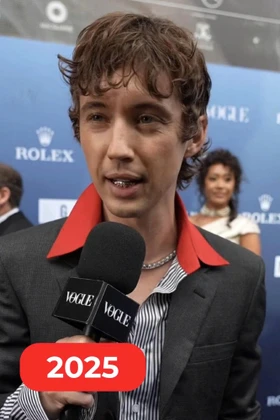 Ngoại hình mới của Troye Sivan khiến người hâm mộ bàng hoàng vì không nhận ra