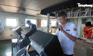 Xem hoa tiêu điều khiển tàu hàng vào cảng biển Đà Nẵng