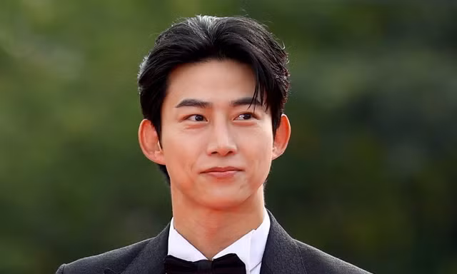 Taecyeon hoãn tuần trăng mật vì 2PM