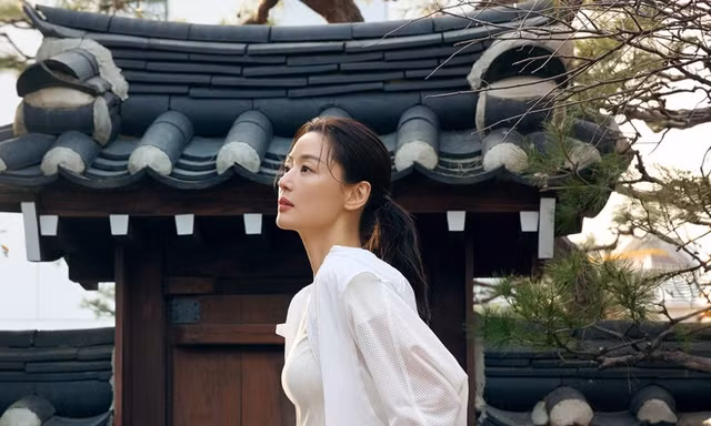 Jun Ji Hyun khoe vẻ đẹp 'đảo ngược thời gian' ở tuổi 46