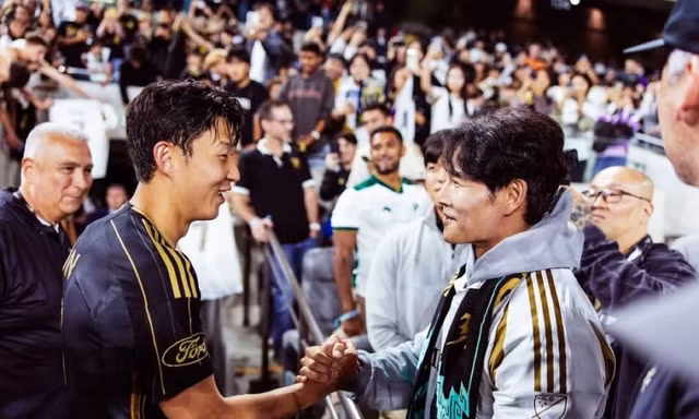 Kim Jong Kook gây chú ý tại Los Angeles khi ôm Son Heung Min