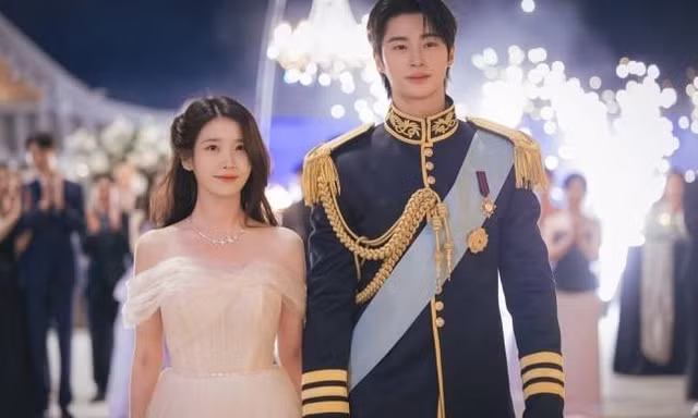 'Perfect Crown' vẫn chiếu thâu đêm suốt sáng giữa tranh cãi về việc xuyên tạc lịch sử