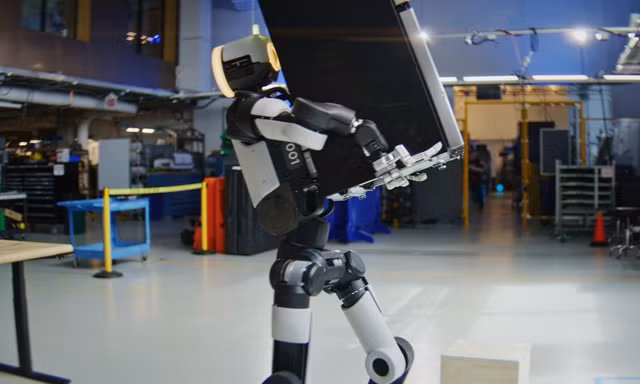 'Gây sốt' video robot hình người nâng và di chuyển một chiếc tủ lạnh nặng 23kg