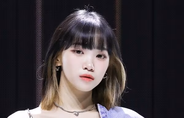 Kim Chaewon của LE SSERAFIM bị chấn thương cổ