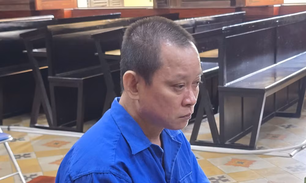 Hà Vĩ Hùng tại phiên tòa.