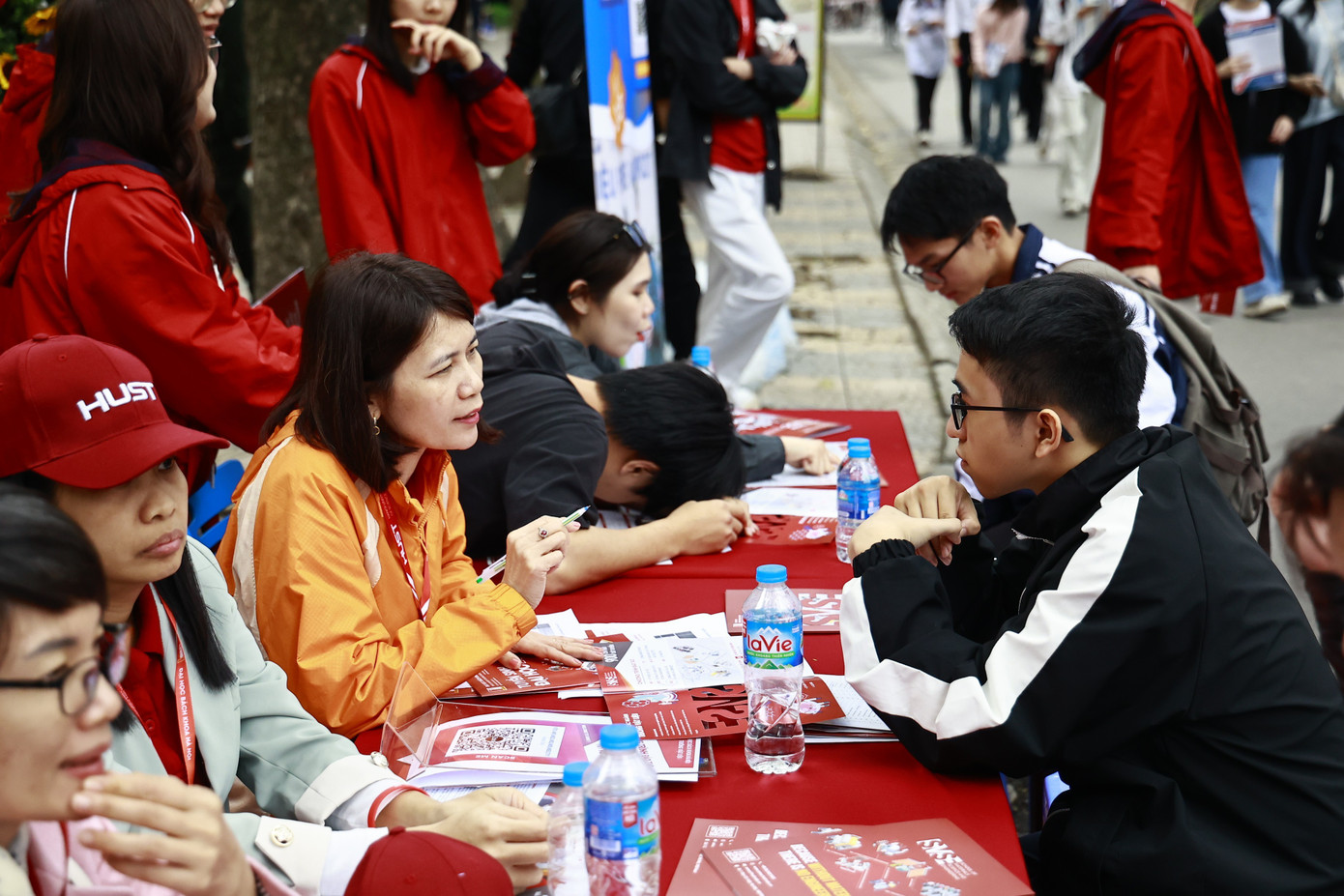 Thí sinh tìm hiểu thông tin tuyển sinh ĐH năm 2025 Ảnh: NHƯ Ý 1-2025-10-16t153812876.jpg