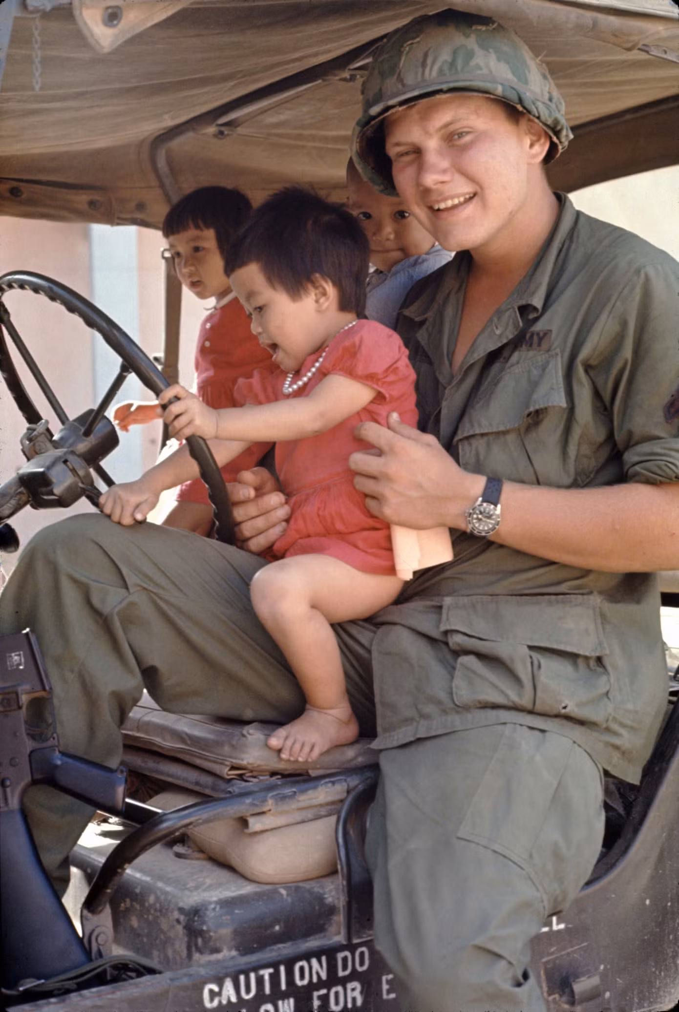 10-bai-4-cuu-phong-vien-chien-truong-my-ronald-heaberle.jpg
