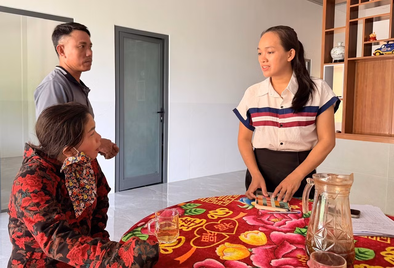 anh-2-truong-thon-nguyen-thi-ly-trao-doi-huong-dan-nguoi-dan-lam-cac-thu-tuc-hanh-chinh.jpg